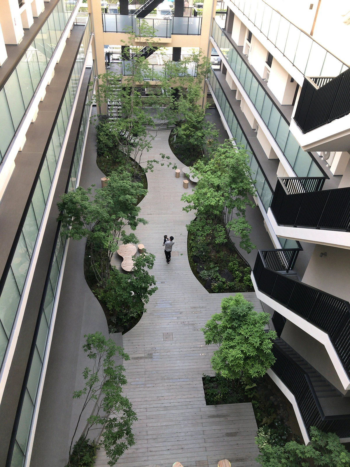 シティガーデンBONJONOテラス：共用廊下より中庭を見下ろす。
