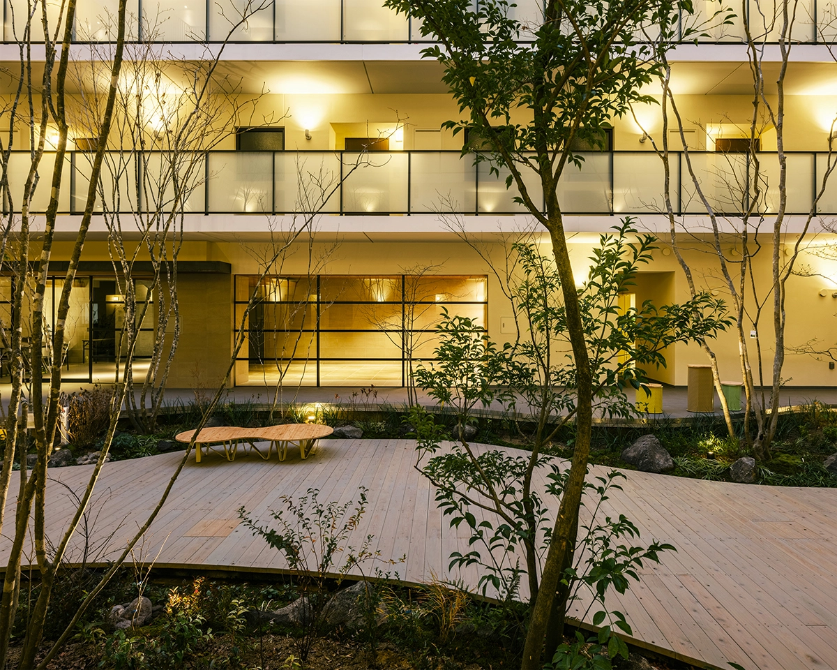 シティガーデンBONJONOテラス：共用廊下より中庭〜吹抜夕景を見る。