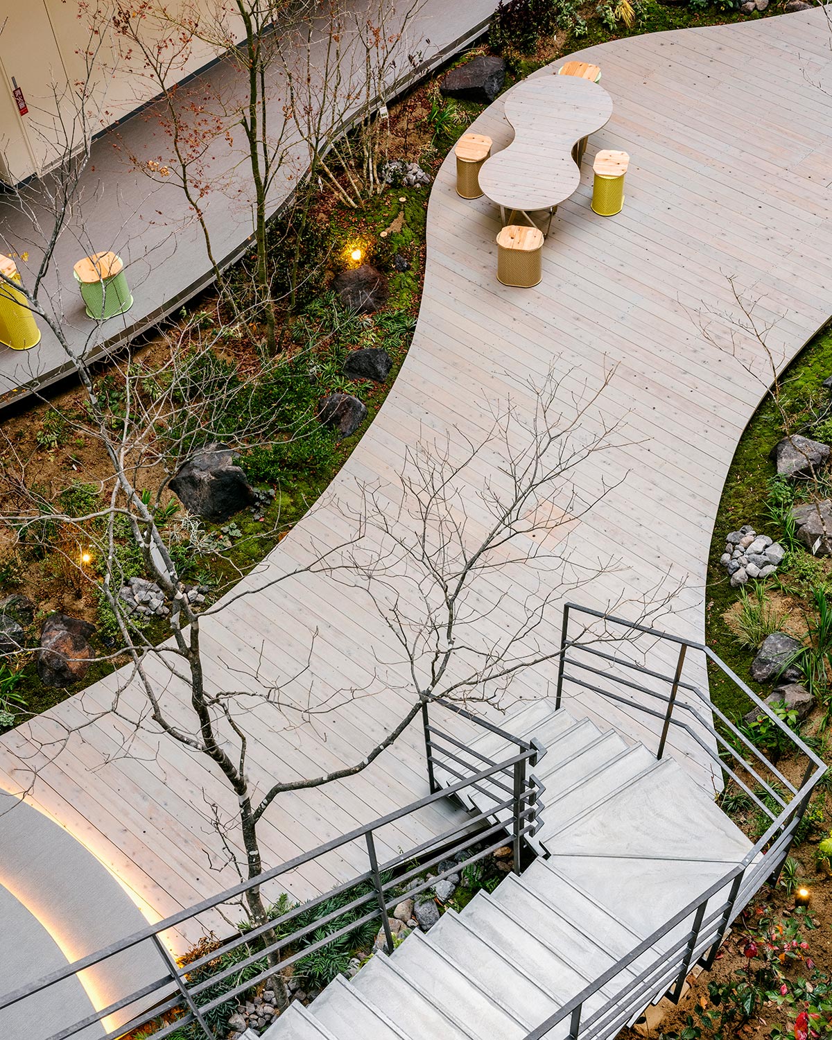 シティガーデンBONJONOテラス：共用廊下より鉄骨階段〜中庭を見下ろす。