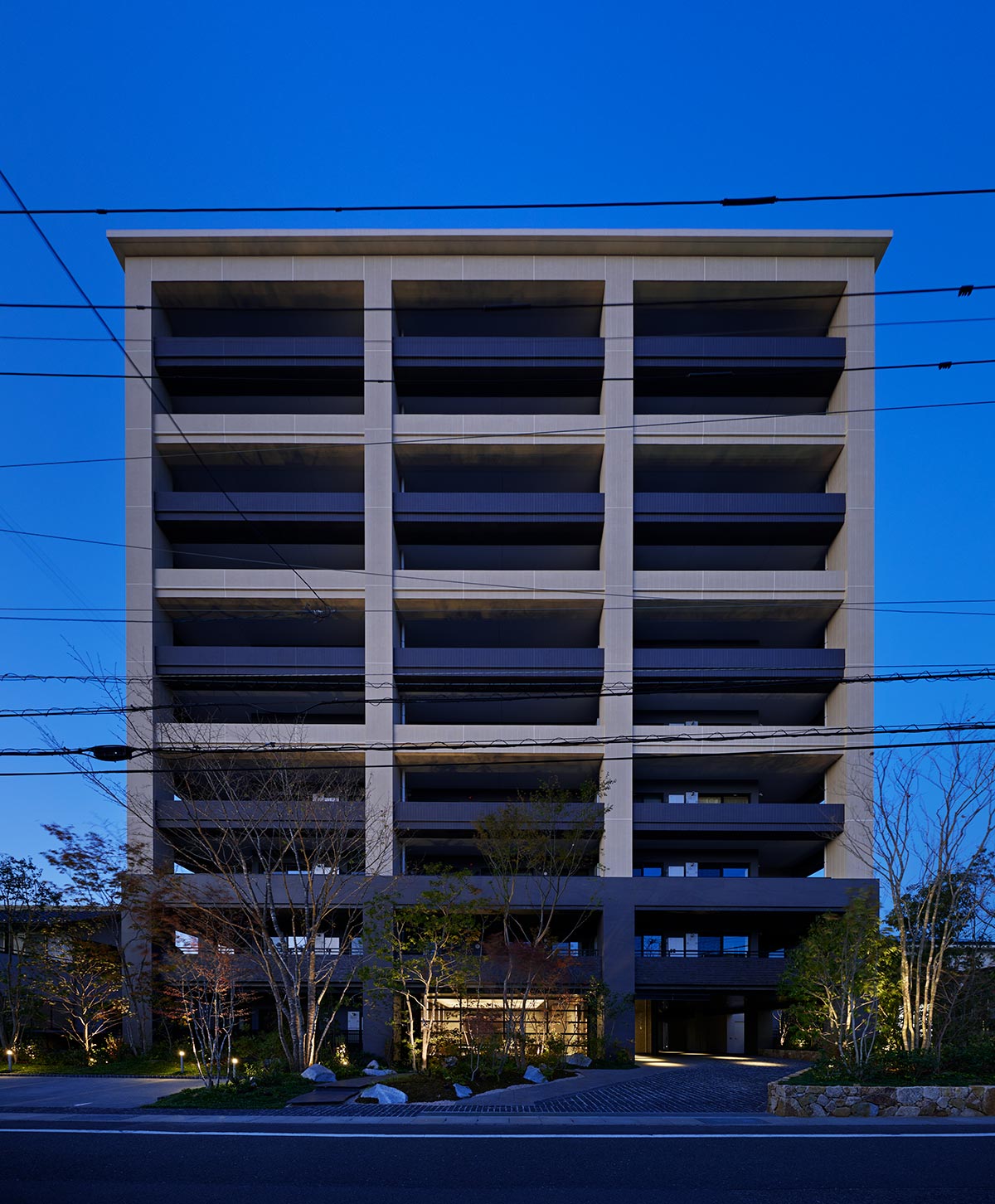 シティガーデン小倉中井：南側より建物夕景を見る。