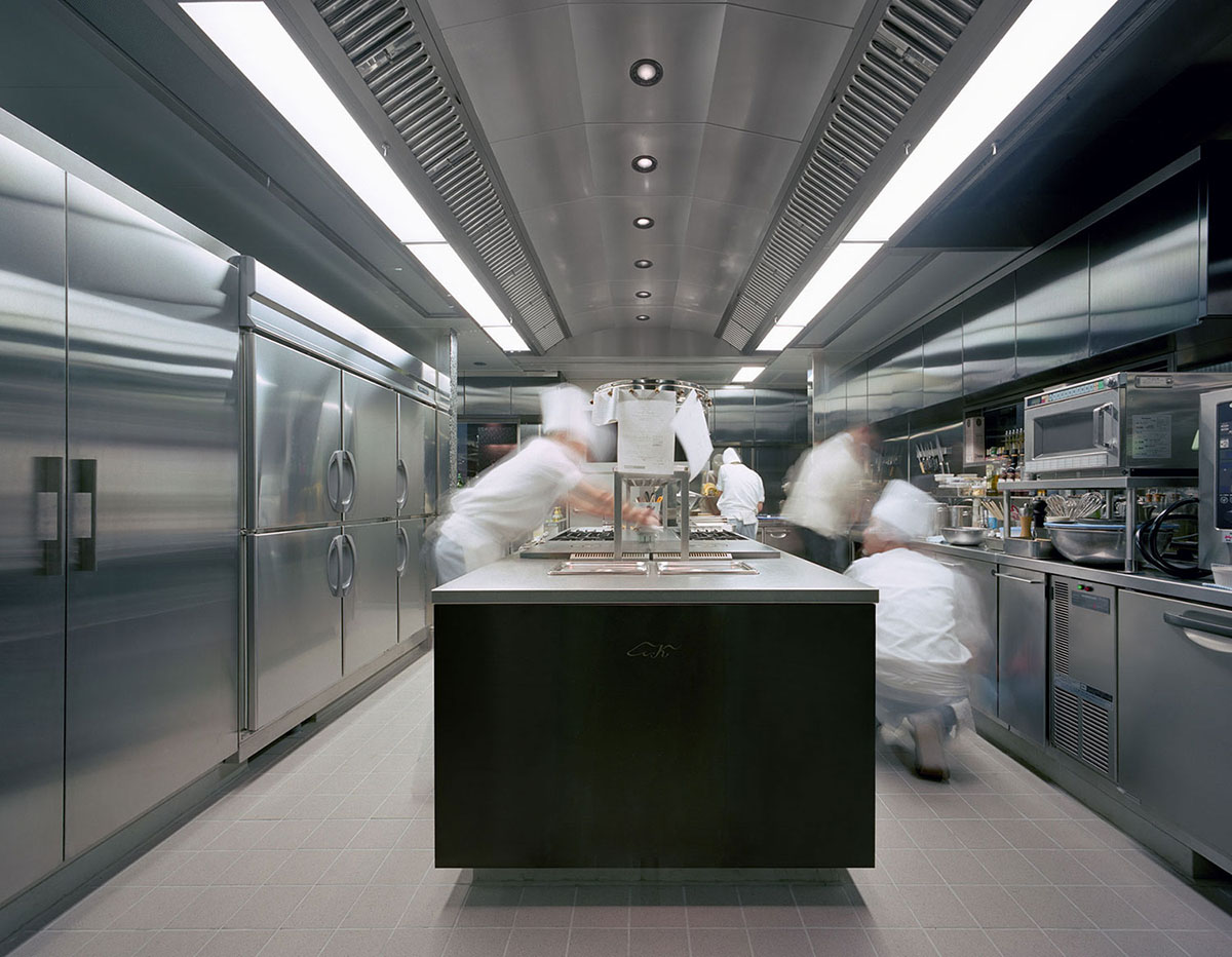 食文化スタジオ：フランス料理「KOJIMA」厨房を見る。