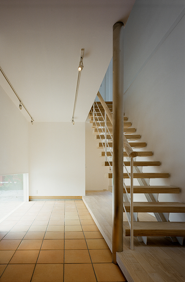 志摩の家：玄関、階段を見る