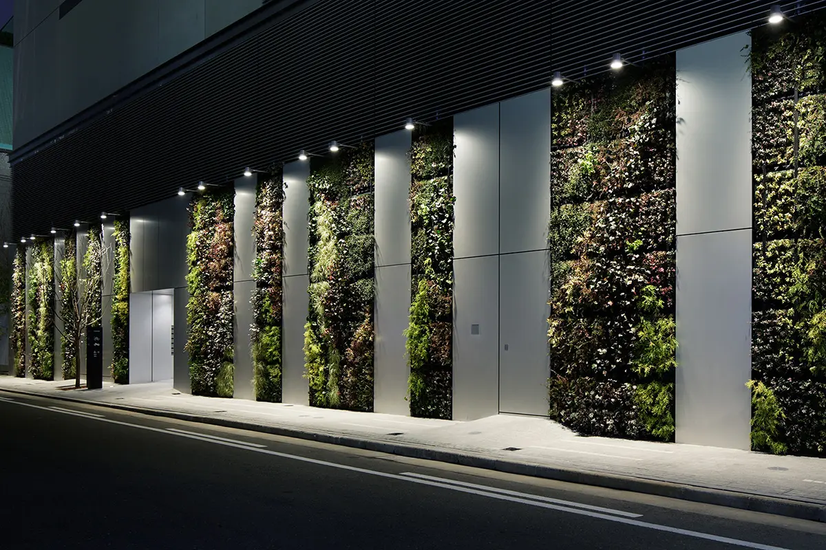 TERASO-Ⅱ：壁面緑化の外壁を見る（夕景）